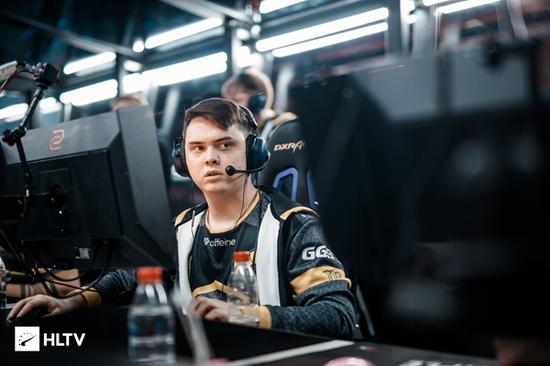 左吴：阵容在23日确认，24日， Scout 的经纪公司退出，紧急通知 Tian 寻找战队。